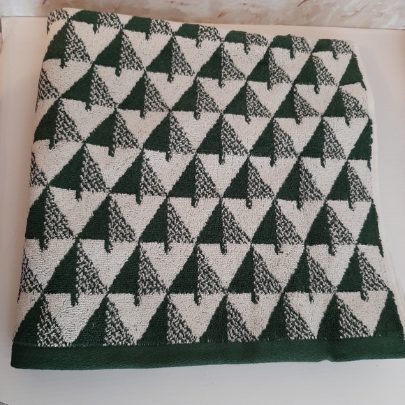 **West Elm Modern Pine Tree Jacquard Bath Towel (1 Towel) - Picture 9 of 13